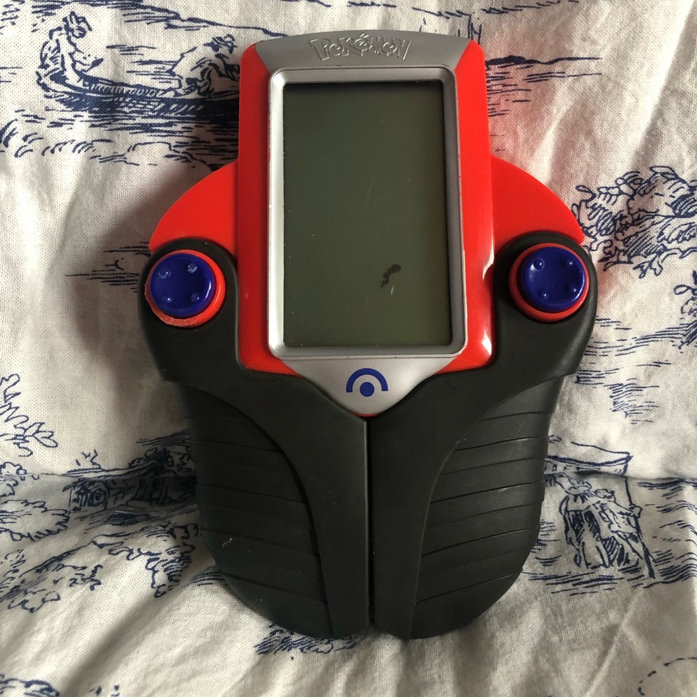 P2005 POKEMON Red BATTLE TRAINER Electronic Handheld GAME